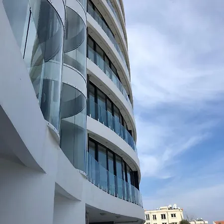 Perla Orient 21, A 1 Bedroom Luxury City Apartment, Sleeps Up To 4, Up To 50 Megabit Wifi, Walking Distance To Ivf Clinics Hospitals, Shops, Beaches And Bars And Restaurants 키레니아