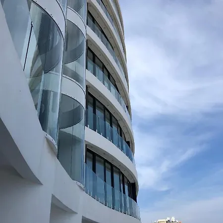Perla Orient 21, A 1 Bedroom Luxury City Apartment, Sleeps Up To 4, Up To 50 Megabit Wifi, Walking Distance To Ivf Clinics Hospitals, Shops, Beaches And Bars And Restaurants * 키레니아